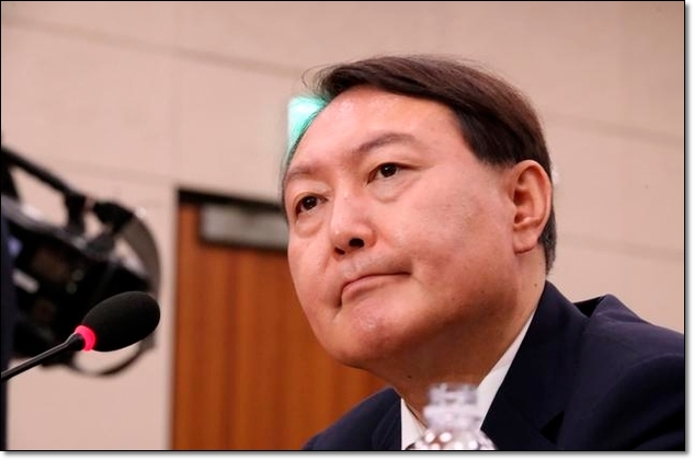  ‘우병우, 무능 아니냐’ 박지원 네번 물어도…답 안 한 윤석열