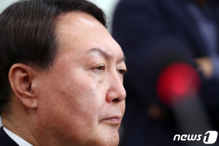 한국당 "윤석열, 윤우진과 골프쳤나…양정철은 왜 만났나" 한국당 "윤석열, 윤우진과 골프쳤나…양정철은 왜 만났나"