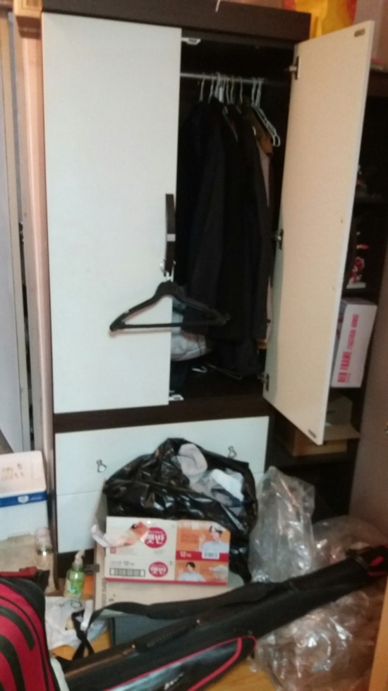 비가 올듯한 날씨였는데 창원가정폐기물이 작업을 다 마치니 비가 오시네요.창원금고폐기.