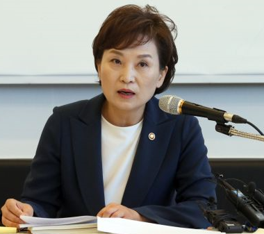  집값 벼르던 김현미 "민간도 분양가 상한제 도입"