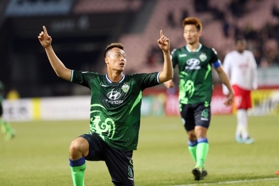  상하이선화로 이적간 전북팀의 김신욱 선수!