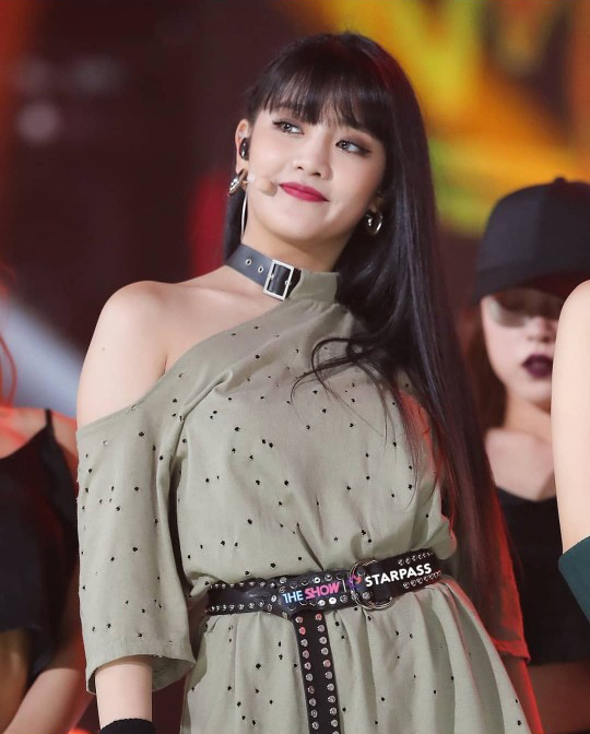  [여자아이들 - 민니] OFF SHOULDER BELT NECK DRESS [KHAKI] 착용