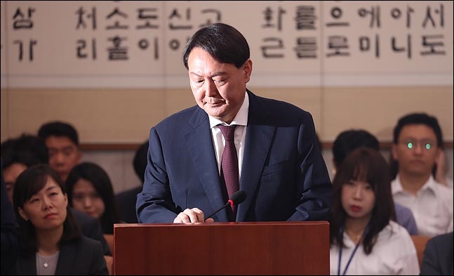 [데일리안] 윤석열 "이 보고 '윤우진 만나봐라'"…청문회 '위증' 논란