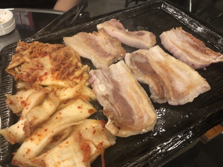  합정역 신김치삼겹살 - 제목그대로 정직하고 충실한