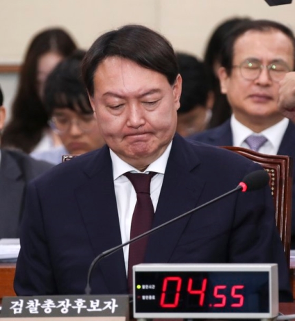 "소개 안했다" 6번 부인하다, 7년전 목소리에 흔들린 윤석열 "소개 안했다" 6번 부인하다, 7년전 목소리에 흔들린 윤석열
