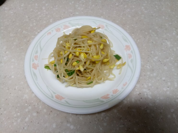  맛있는 콩나물볶음 들기름에 마늘을 먼저 볶음 다음 넣어 주면 됩니다.