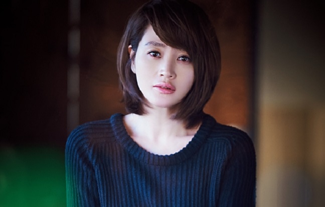   배우 김혜수 모친 빚투 의혹 ! 나이 지천명 딸 어머니 13.5억 부채 엄마 논란 국회의원도 피해