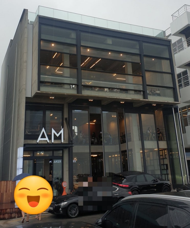  [강릉 안목해변 카페거리 - AM 에이엠브레드앤커피] 아메리카노, 코코넛 체리콕 바다보이는 통유리 카페