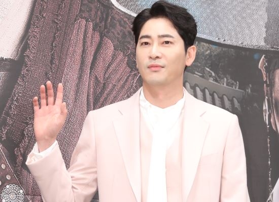  경찰, 배우 강지환 ‘소속사 직원 2명 성폭력 혐의’로 긴급체포