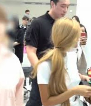  화사 공항 노브라 공항패션 노출 나이 학력