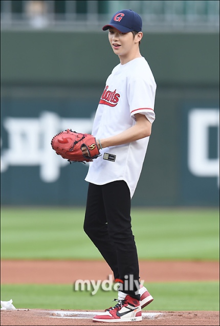  [MD화보] '영화 찍고 갑니다'…강다니엘, 충격적 비주얼 시구