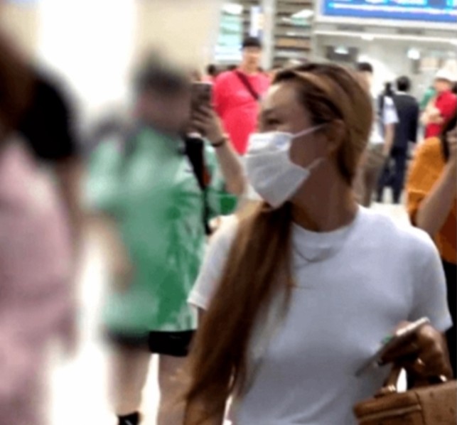  화사 공항 노브라 패션 vs 송민호 패션은?