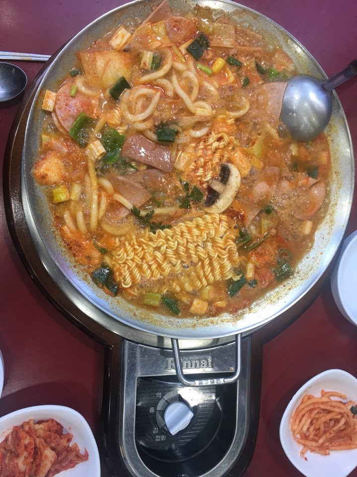  놀부부대찌개 라면사리가 아쉽긴 하네여 ㅋㅋ
