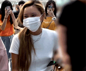  화사 '노브라' 공항패션 논란, 그녀의 나이는?