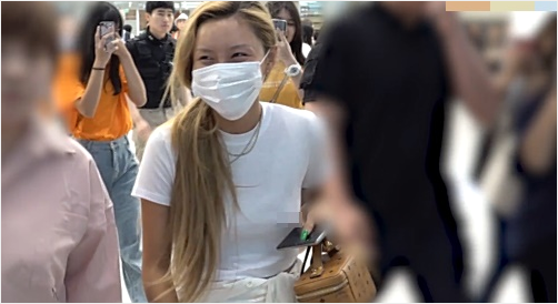  화사 공항패션 화제네요