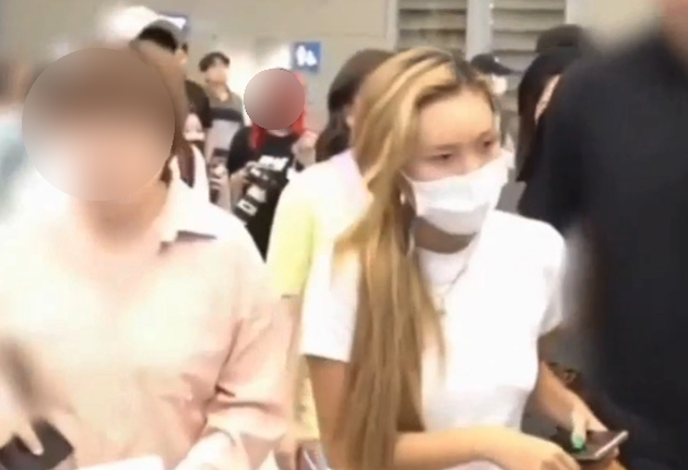  화사 '노브라 공항패션' 논란" 민폐"vs "본인 자유" 의견 분분