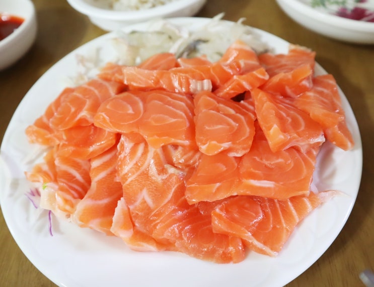  생연어필렛, 도톰하고 부드러운 연어회. 슬라이스 회 간편하네요~^^