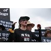 킴 베이싱어, 이재명 손 꼭 잡으며 한 부탁 킴 베이싱어, 이재명 손 꼭 잡으며 한 부탁