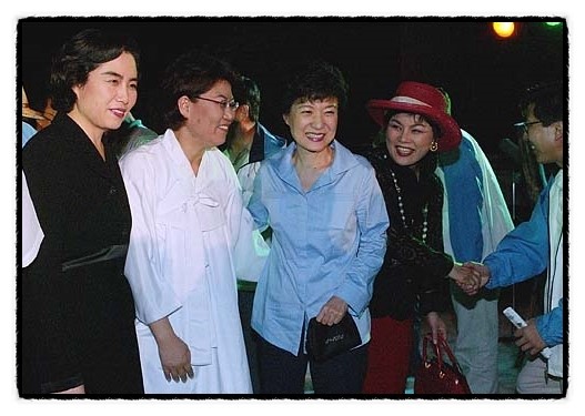  노무현 대통령 묘소 참배하는 바른 정당 대표 이혜훈과 연극 환생경제