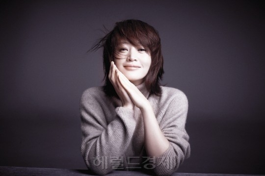 “김혜수, 모친 빚 갚느라 허름한 아파트 월세 살기도…거의 모든 재산 사용” “김혜수, 모친 빚 갚느라 허름한 아파트 월세 살기도…거의 모든 재산 사용”