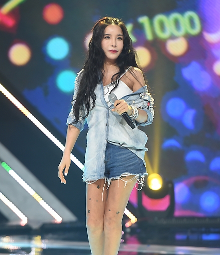  하리수, 강인 탈퇴 소식에 팬덤 비난 "착한 후배, 씁쓸하다", "달면 삼키고 쓰면 뱉는 행위"..하리수, 강인 악플러에 일침 "욕설과 비아냥, 인격모독이 무슨 팬?"