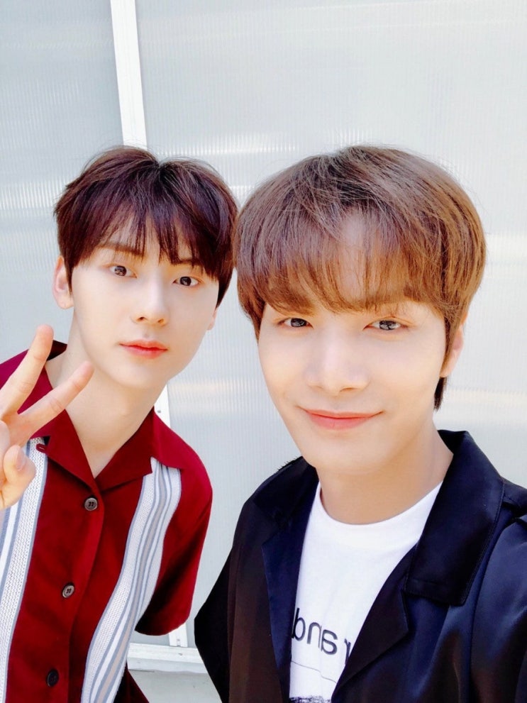  뉴이스트 부기즈 민현이와 종현이의 유학소녀 셀카 모음