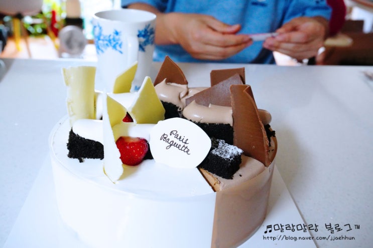  파리바게트 초코반딸기반 케이크 딜리버리 배달로 먹어봤어요.