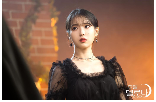  호텔 델루나 1회 아이유 패션! 원피스, 귀걸이, 가방, 블라우스, 스커트 브랜드는 여기야!