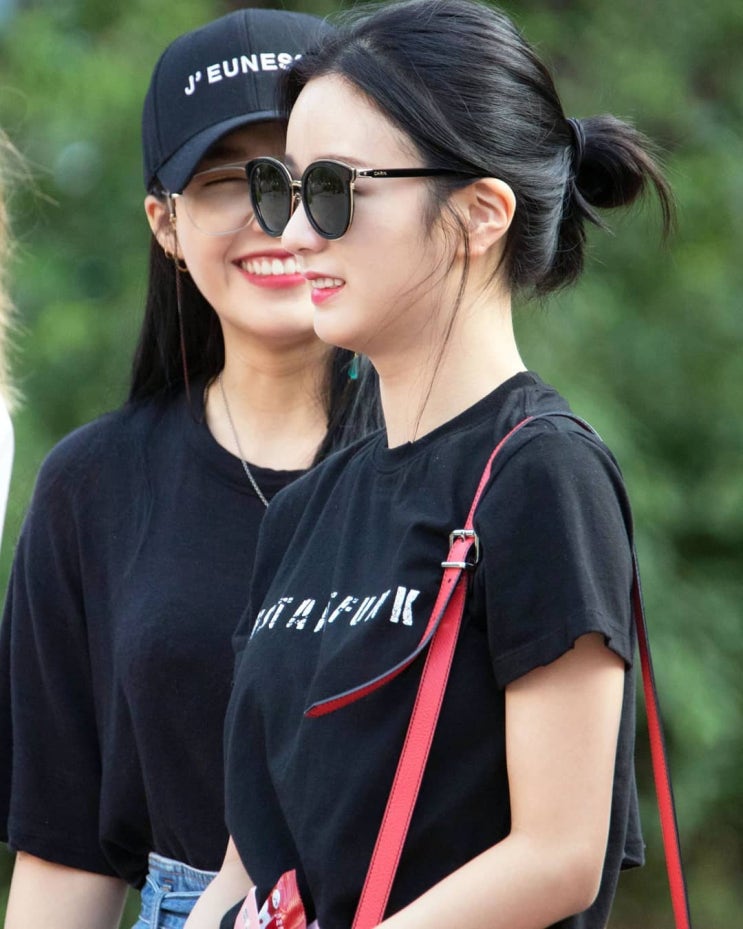  선글라스 쓴 에이핑크 윤보미