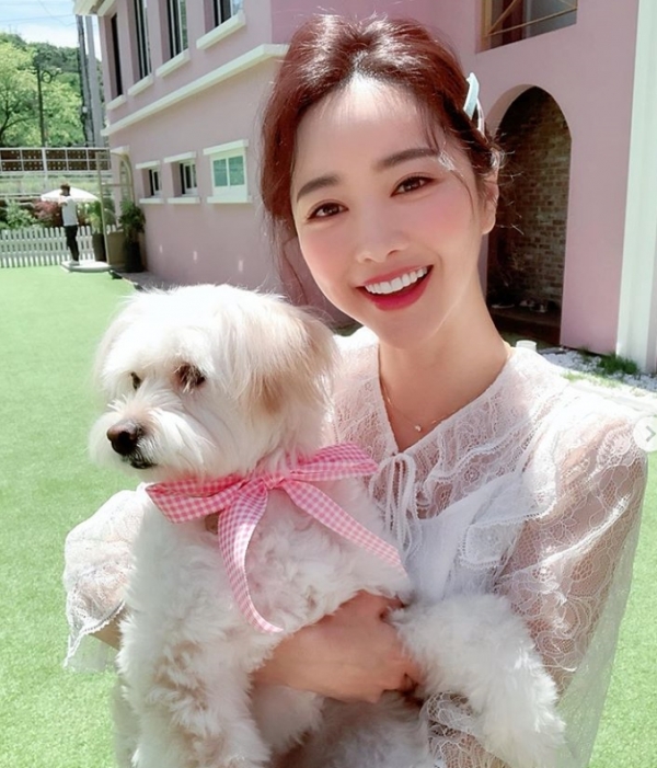  홍수아님…강아지 안고 ‘찰칵!!' 여전히 멋진 근황!!!