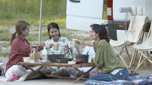  '핑클' 언니들, 14년만에 '캠핑클럽'에서 만난다…관전 포인트는? [한경신문]