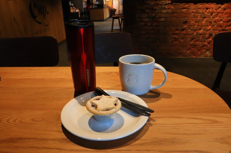  [런던 일상]런던 근교 특별한 스타벅스/Starbucks/반값 텀블러 구입/민스 파이