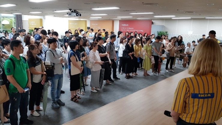  [2019 이케아 채용] "시급 1만1040원에 시간제 근로자도 정규직"... 폭우속 이케아 기흥점 채용설명회에 '구름떼' 인파