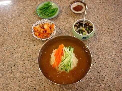  생생정보 리얼가왕 3500원 양푼비빔국수 3500원 양푼잔치국수 무한리필 무제한 <이연국수> 7000원 한우전골정식 <황소집>