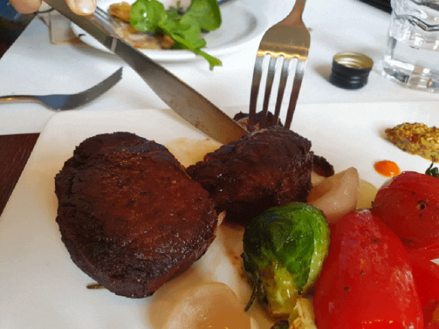  파주 헤이리 맛집 스테이크가 맛있는 더비지트에서 지인들과 와인 한잔했어요