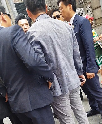  “이제라도 진실 밝혀라” 최사랑, 허경영 강연장서 1인 시위