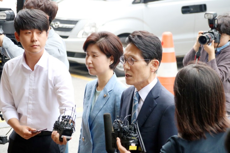  오늘 우리 당 윤소하 원내대표가 영등포경찰서에 출두해 조사를 받습니다