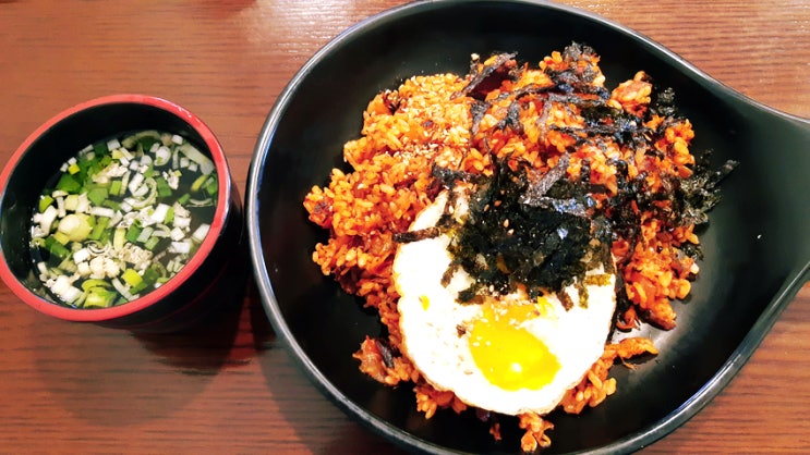 오늘의 점심 <찰스숯불김밥 김치베이컨볶음밥> 오늘의 점심 <찰스숯불김밥 김치베이컨볶음밥>