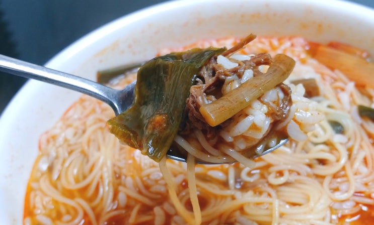  풀무원 찬마루 소고기육개장 소면과 함께 밥말아 먹기!