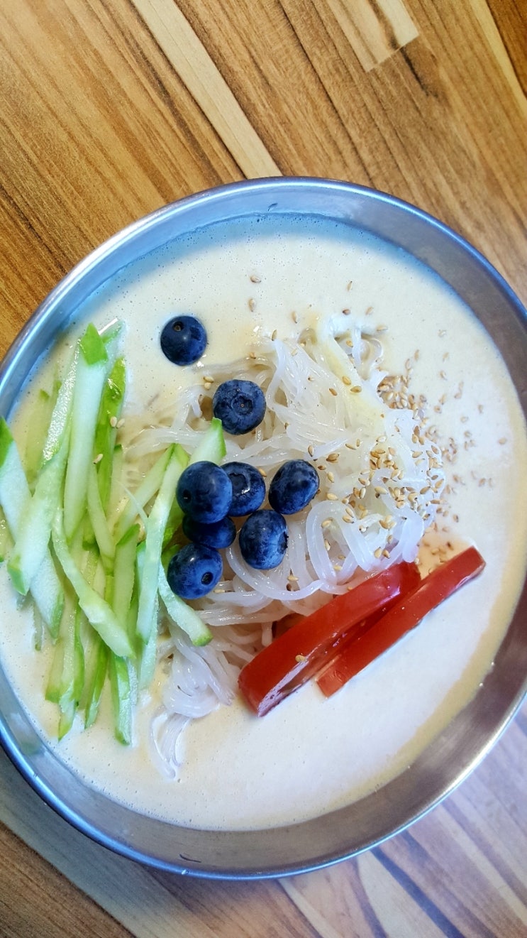  고소하고 영양만점인 콩가루로 다이어트에 좋은 실곤약콩국수만들어 먹었어요.