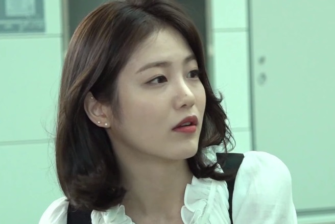  더 짠내투어 83회 신예은 화이트 블라우스 패션으로 청순하게!