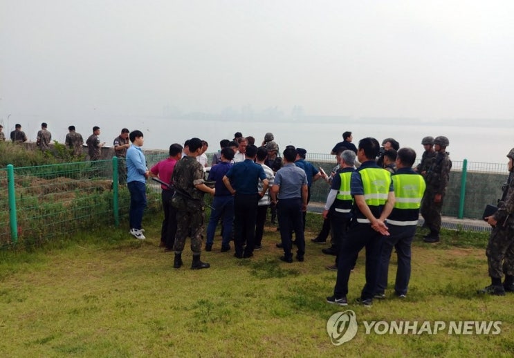 합참 "서해서 잠망경 추정 물체 발견 신고…정밀 확인중"