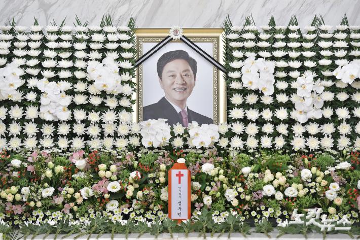  정두언 전 의원은 제 5촌 당숙이십니다...삼가 고인의 명복을 빕니다.