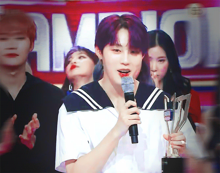  하성운 쇼챔피언 중간 인터뷰 & 엔딩 1위 챔피언송 앵콜 움짤 (190717 쇼챔)