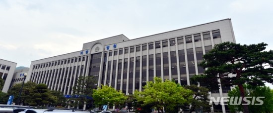 사망한 아버지 명의로 9년간 노령연금 수령 50대 실형 사망한 아버지 명의로 9년간 노령연금 수령 50대 실형