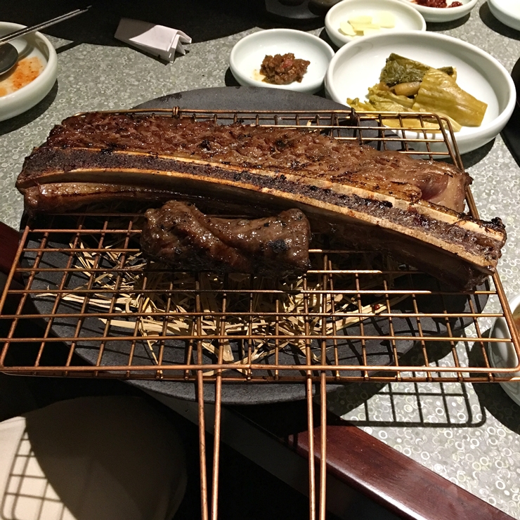  올해 단연 화제의 고깃집, 짚불구이 갈비와 삼겹살 - 삼각지 몽탄(夢炭)