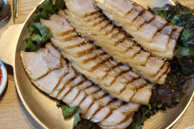  불당동족발 고기 맛도 좋고 모임 장소로 제격이에요.