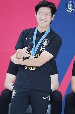  이강인도 2살연상하고 연애설?