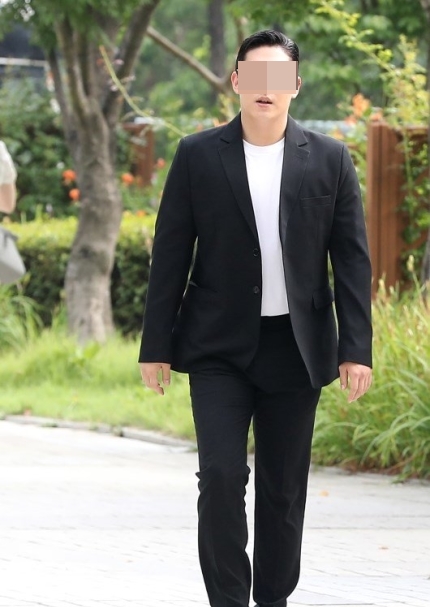  그룹 카라 출신 가수 구하라의 전 남자친구 최종범의 상해 등 혐의 관련 3차 공판이 2시간 넘게 이어졌다. 최종범은 혐의를 부인했다.