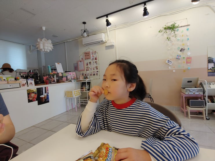 딸내미와 아롱지다 가봤어요(경서동 카페) 딸내미와 아롱지다 가봤어요(경서동 카페)